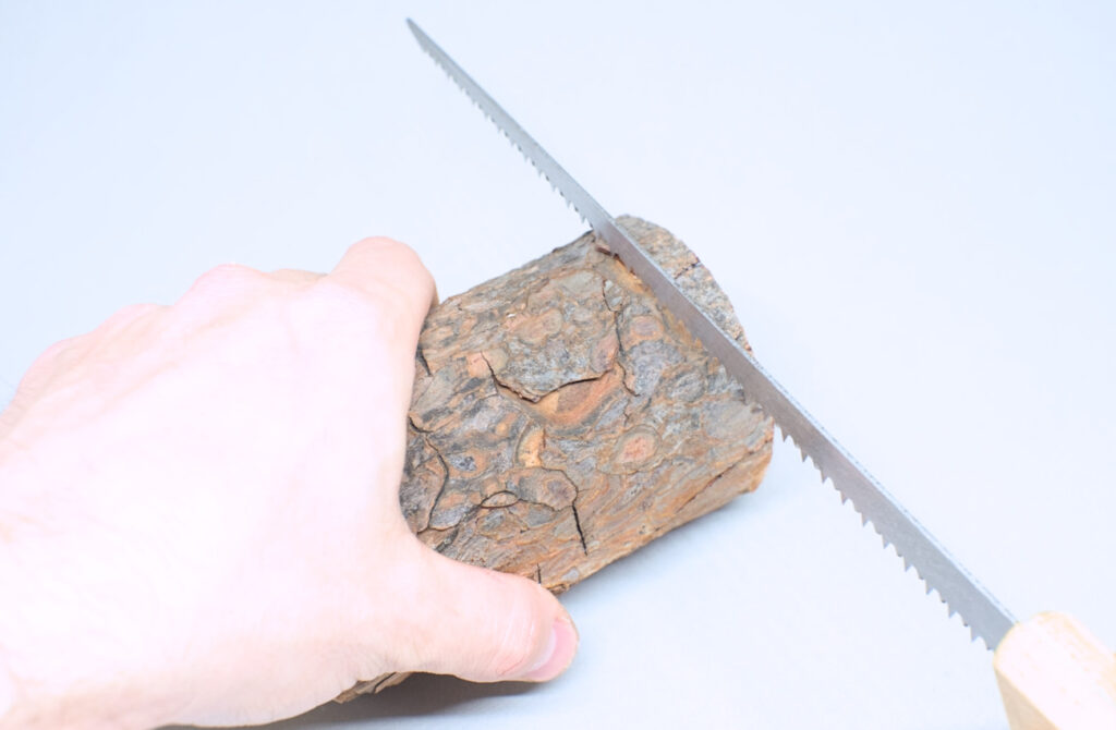 serrando rodaja de madera de 7 cm diametro