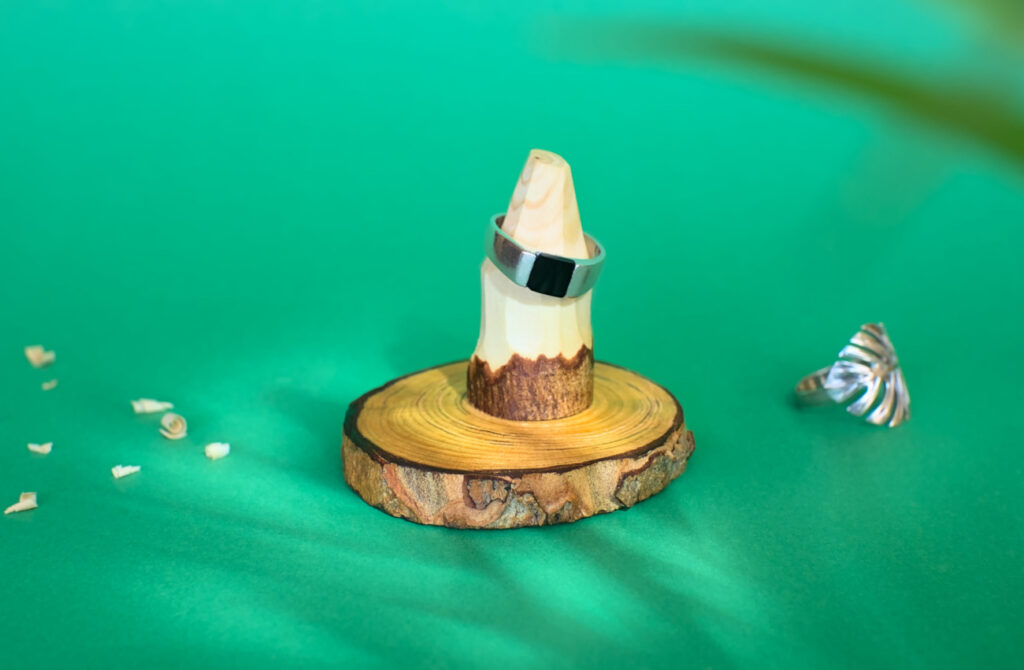 soporte de madera para anillos en forma de cono