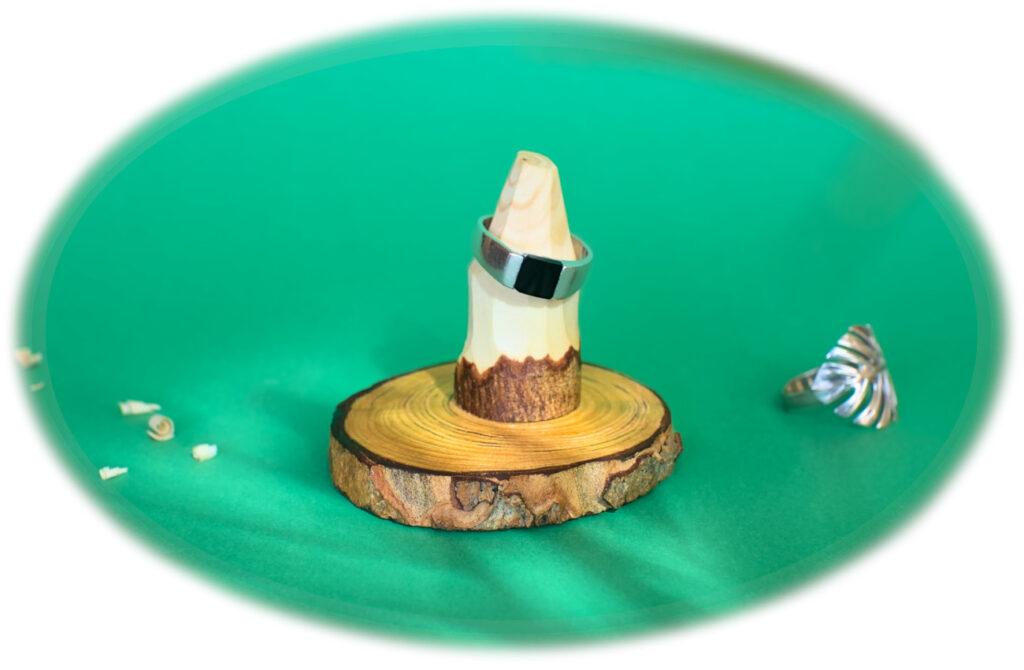 soporte para anillos en forma de cono tallado en madera