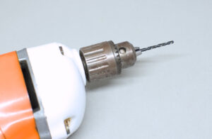 taladro con broca pequeña