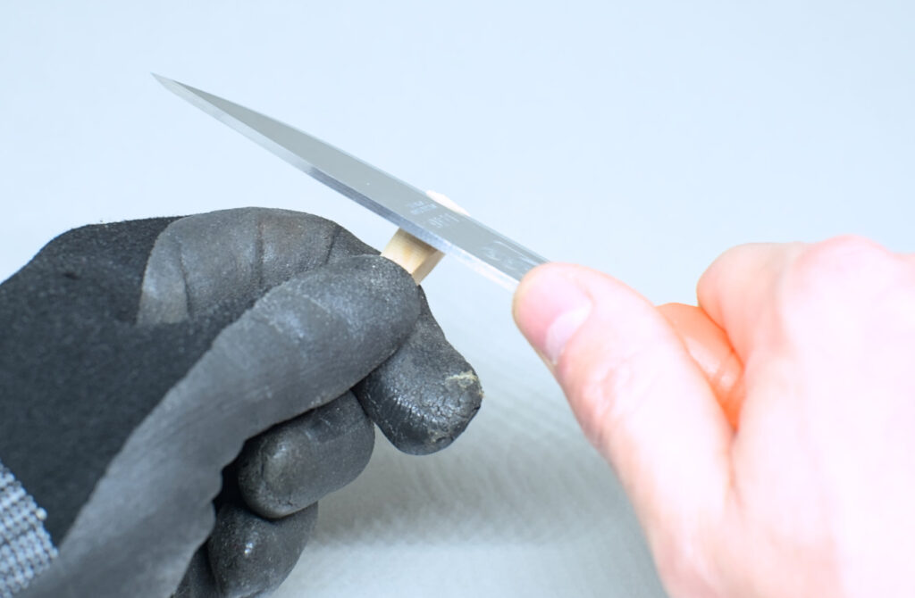 tallando extremo redondeado de punta hexagonal con formas piramidales