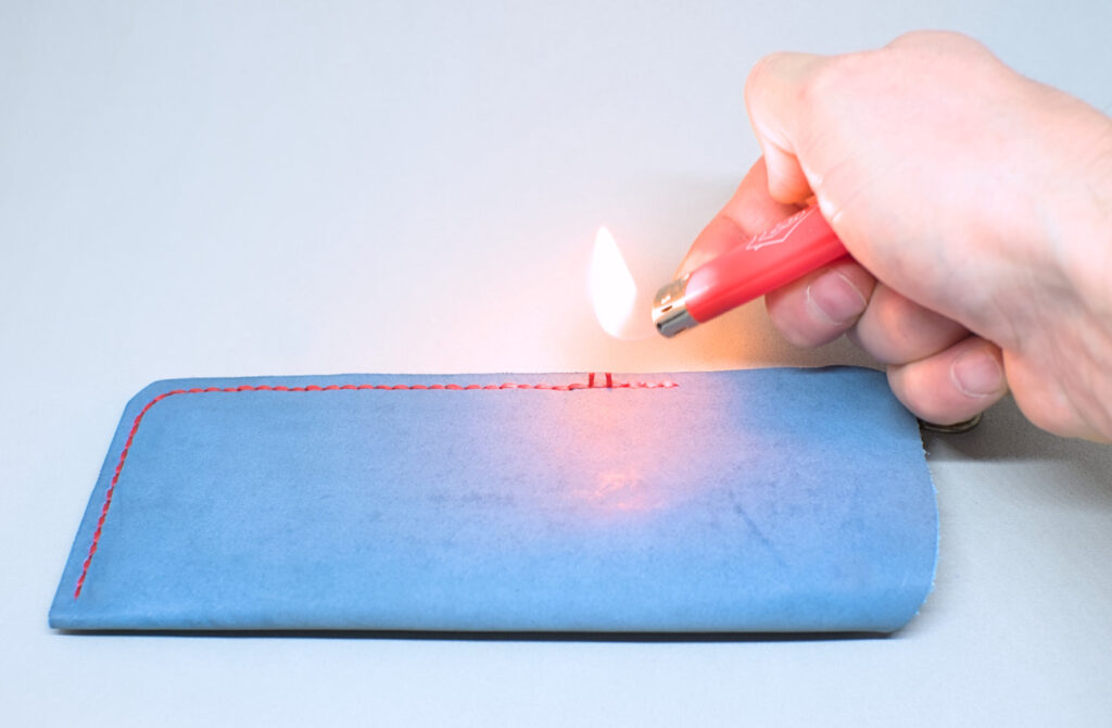 aplicando llama enextremos cortados de hilo encerado