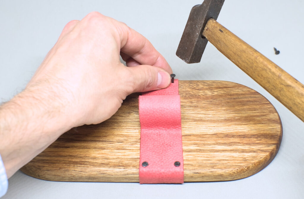 clavando clavos para tapiceria en lateral de bandeja