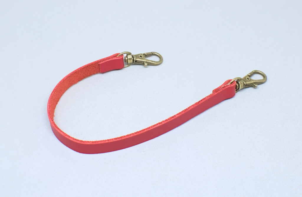 correa de cuero con mosquetones gitarios para estuche de gafas