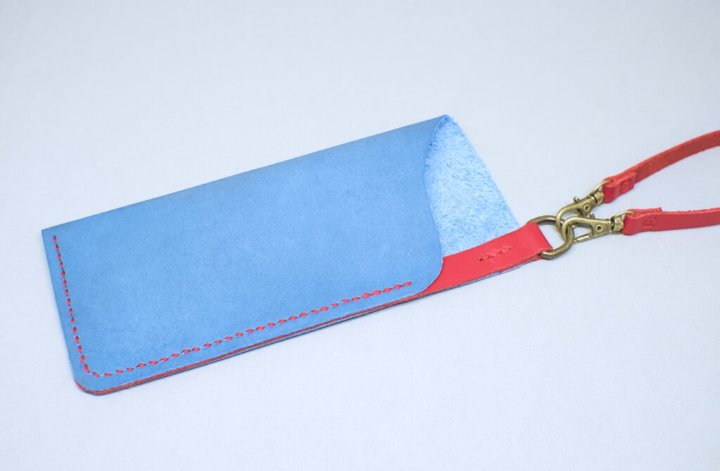estuche de cuero con correa para gafas hecho de manera artesanal