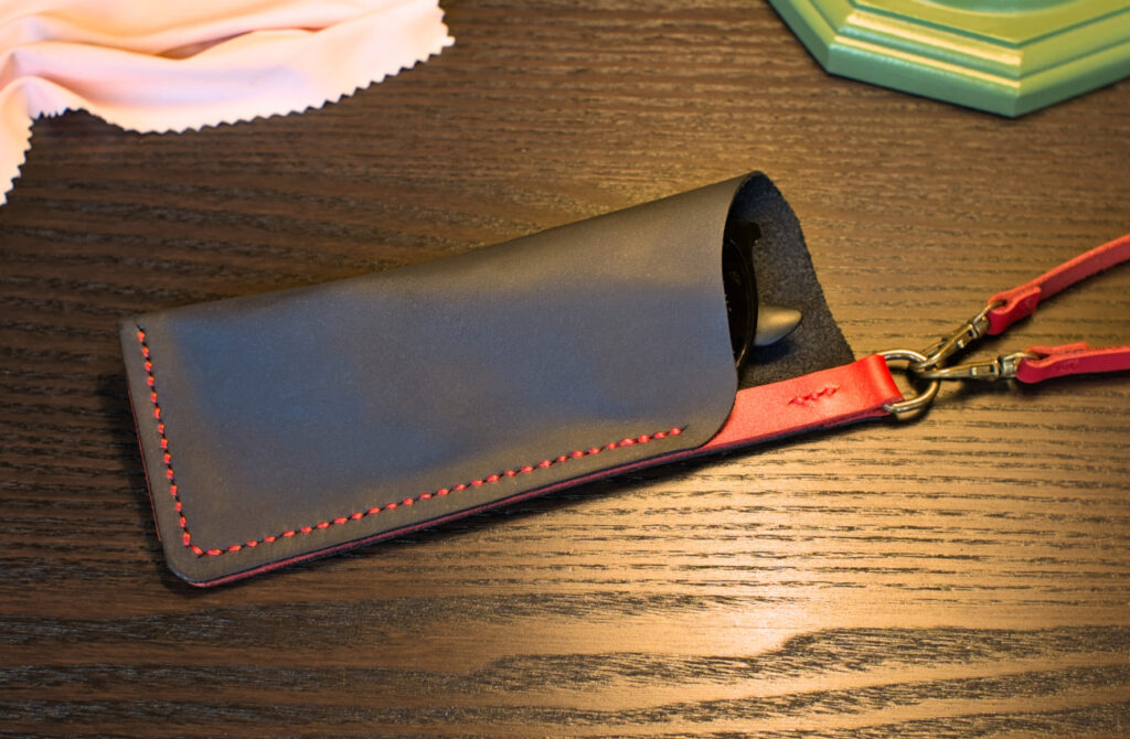 estuche de cuero para gafas hecho de forma artesanal