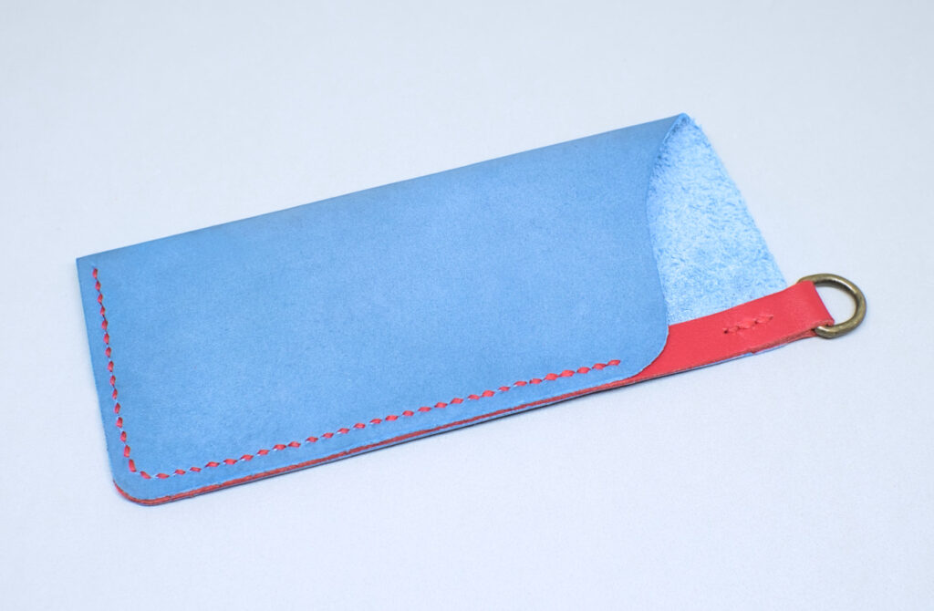 estuche de cuero para gafas hecho de manera artesanal