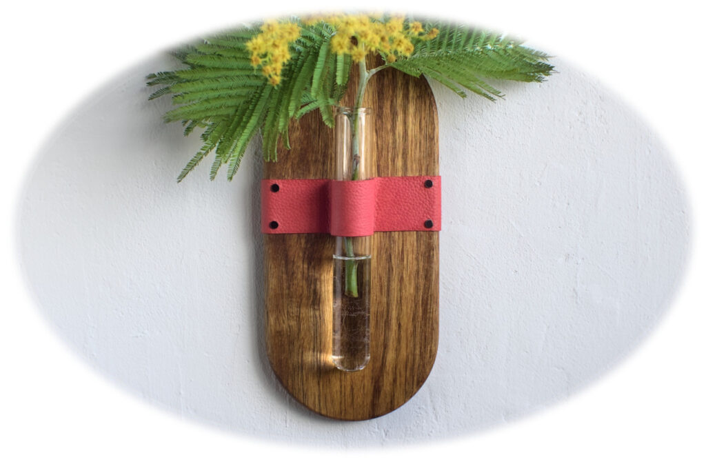 florero hidroponico colgante hecho con bandeja de madera un tubo de cristal y tira de cuero