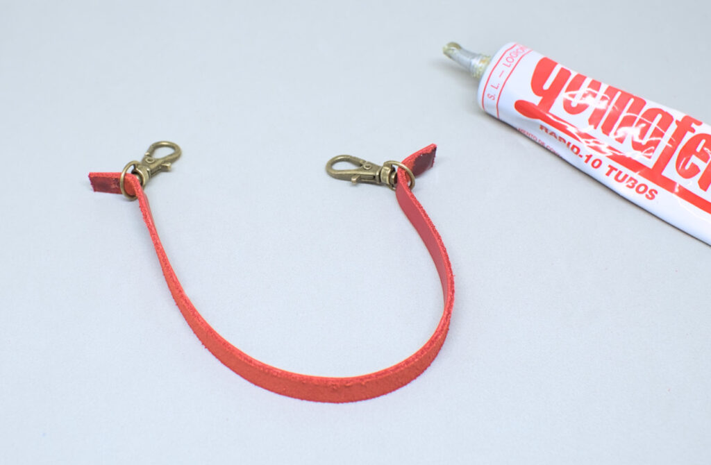 haciendo correa de cuero con mosquetones giratorios para estuche de gafas