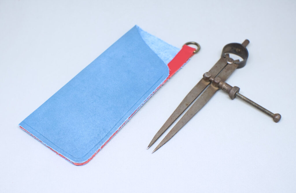 linea de costura marcada en contorno de estuche de cuero para gafas