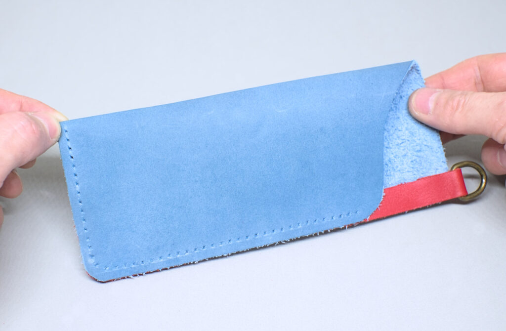 linea de costura perforada en estuche de cuero para gafas