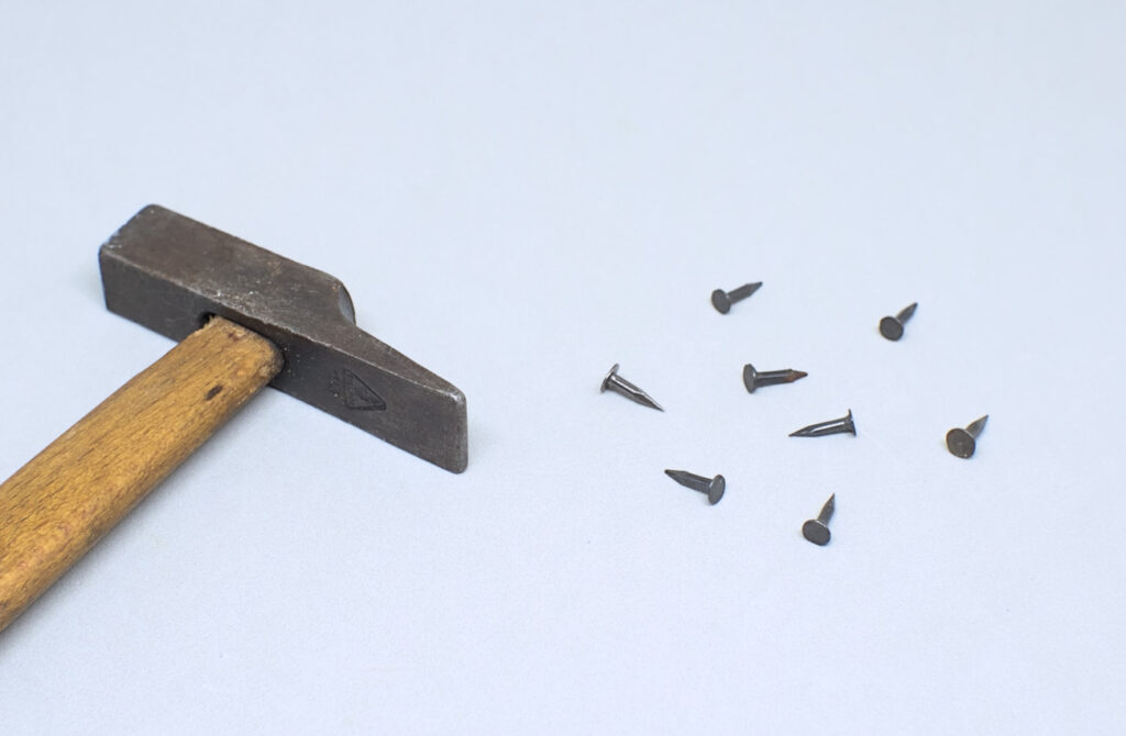 martillo y clavos para tapiceria