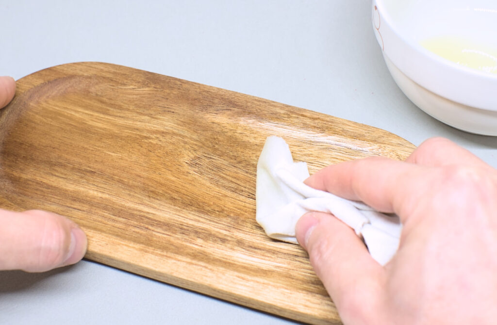 nutriendo bandeja de madera con aceite de oliva