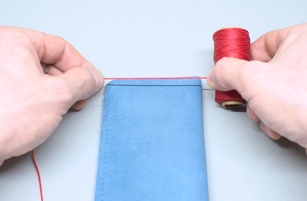 obteniendo cantida de hilo encerado necesario para costura en estuche de cuero