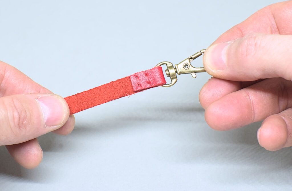 perforaciones hechas en union de correa de cuero