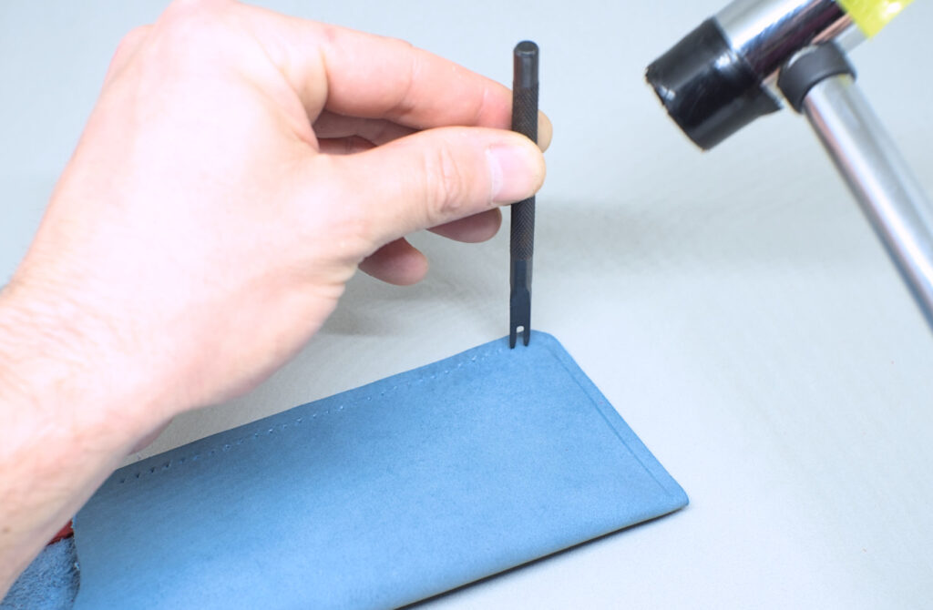 perforando esquina de estuche de cuero para gafas con tenedor de dos puntas