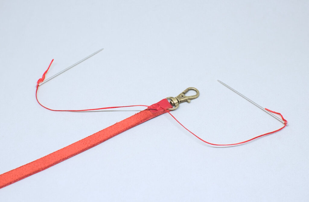 reforzando union en correa de cuero con costura de hilo encerado