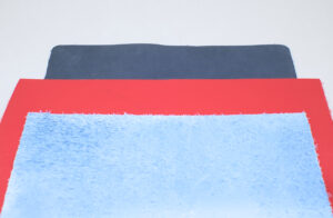 retales de cuero con diferentes colores y grosores