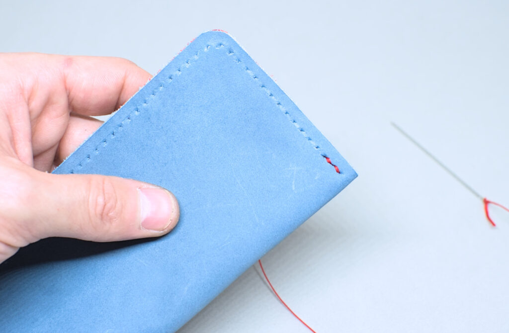 segunda puntada en anverso de estuche de cuero para gafas