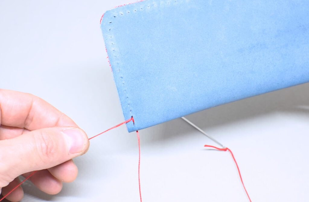 segunda puntada en reverso de estuche de cuero para gafas