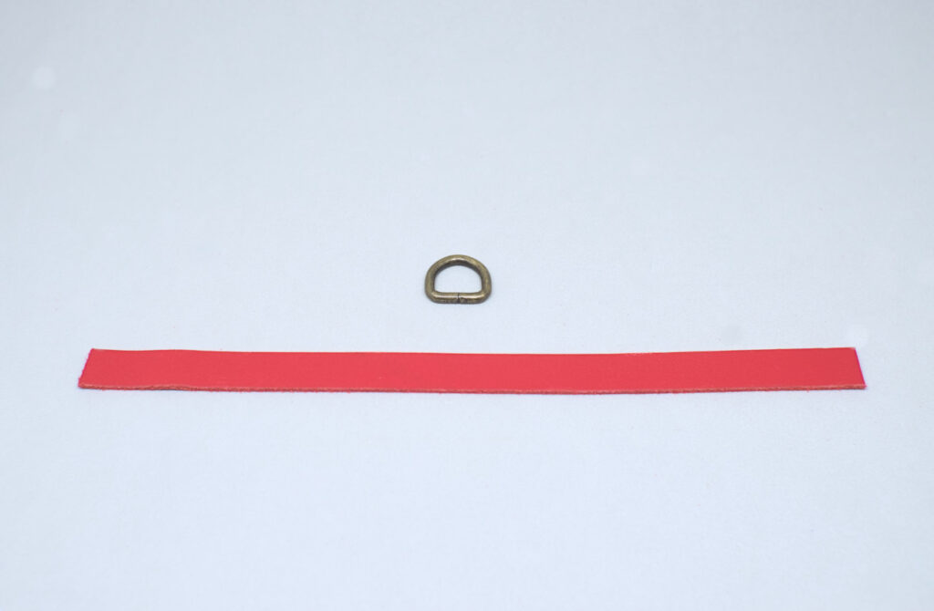 tira de cuero rojo y semianilla de metal