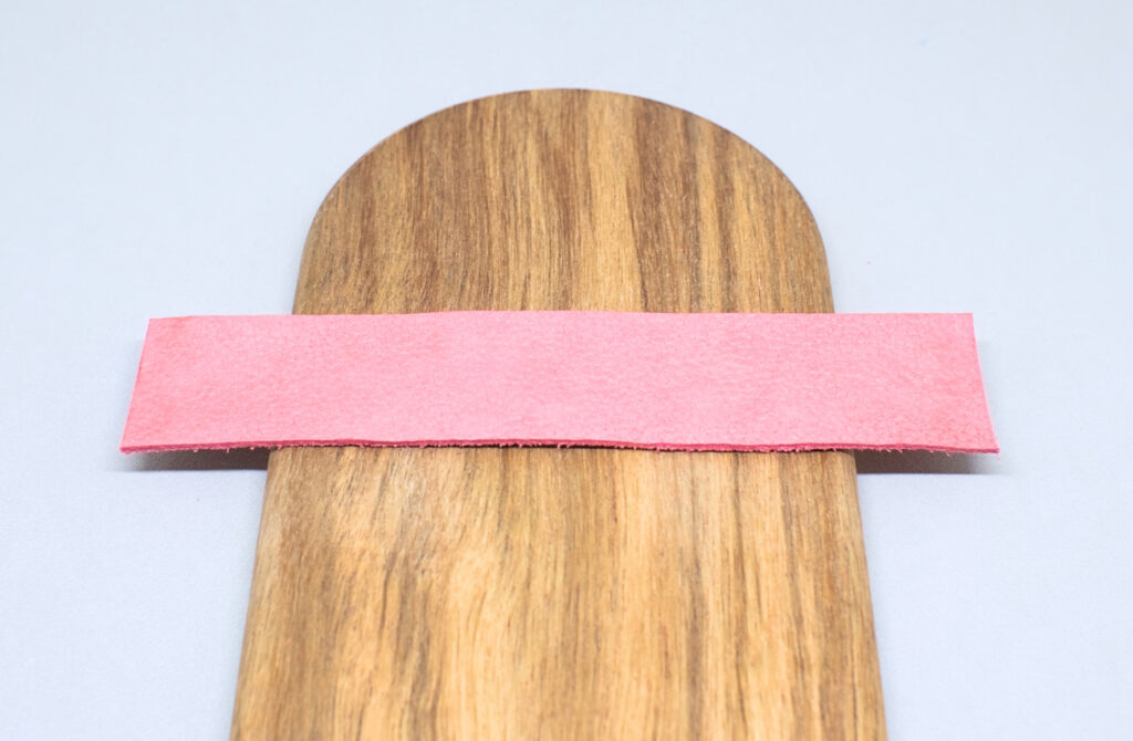 tira de cuero rosa cortada con medida exacta