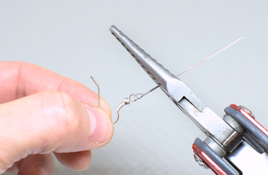 cortando sobrante de alfiler para pendientes con alicates