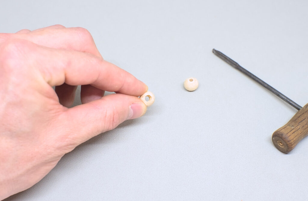 cuenta redonda de madera con orificio ampliado