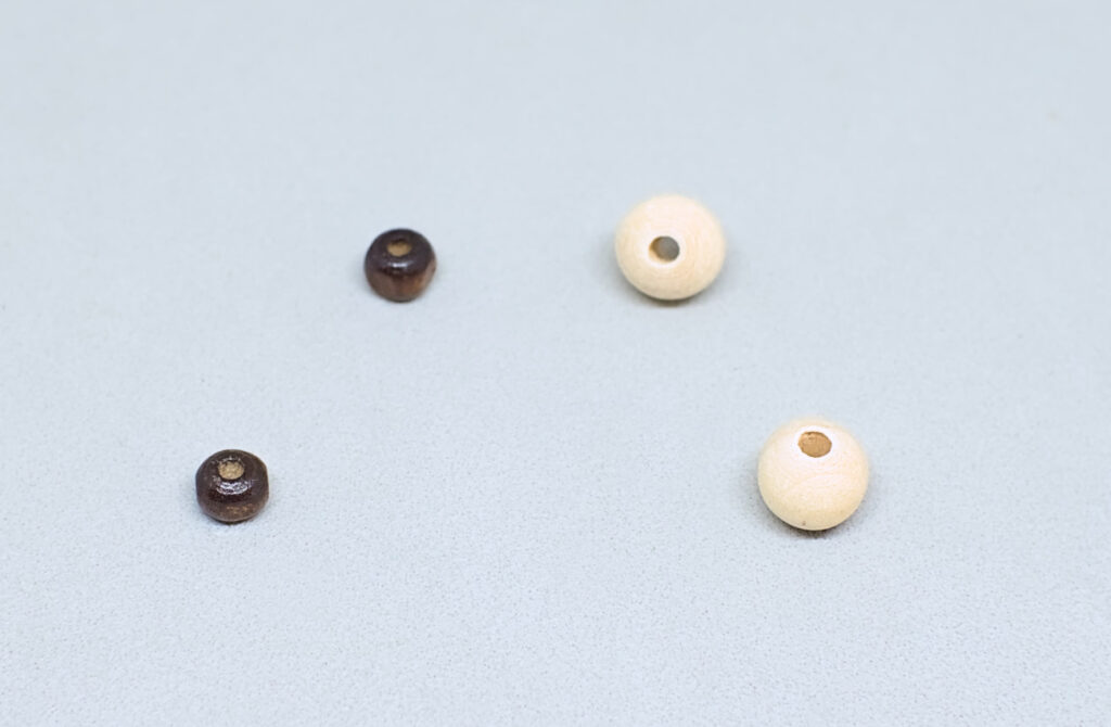 diferentes cuentas de madera