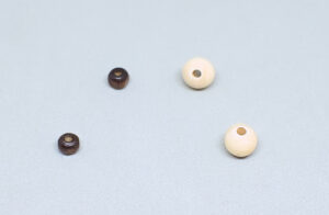 diferentes cuentas de madera