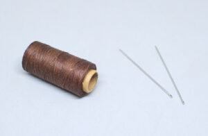 hilo encerado marron y dos agujas sin punta