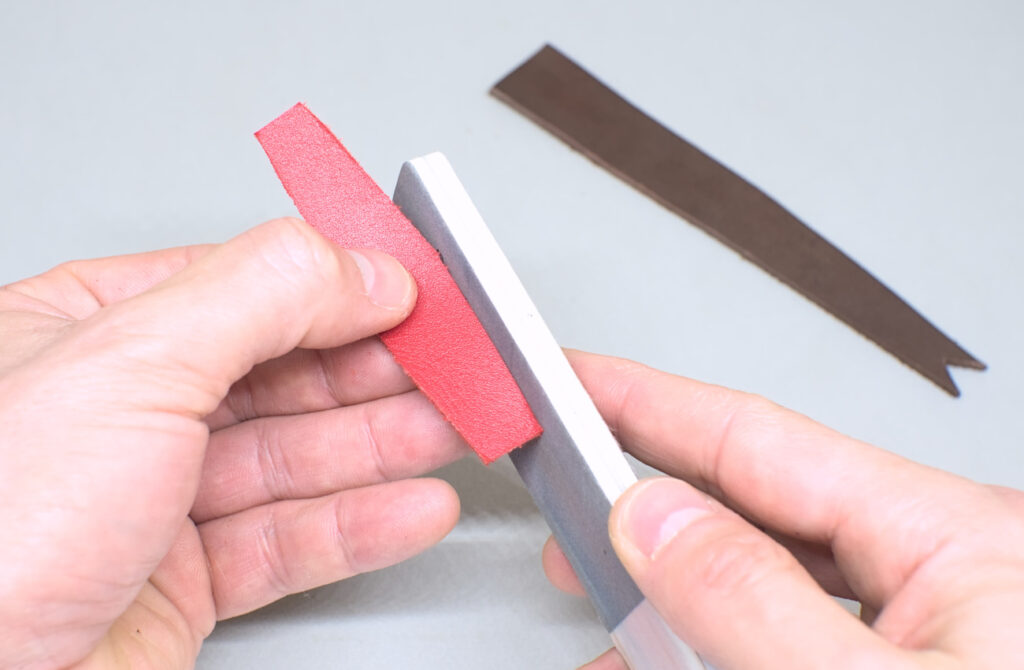 limando contorno de piezas de cuero