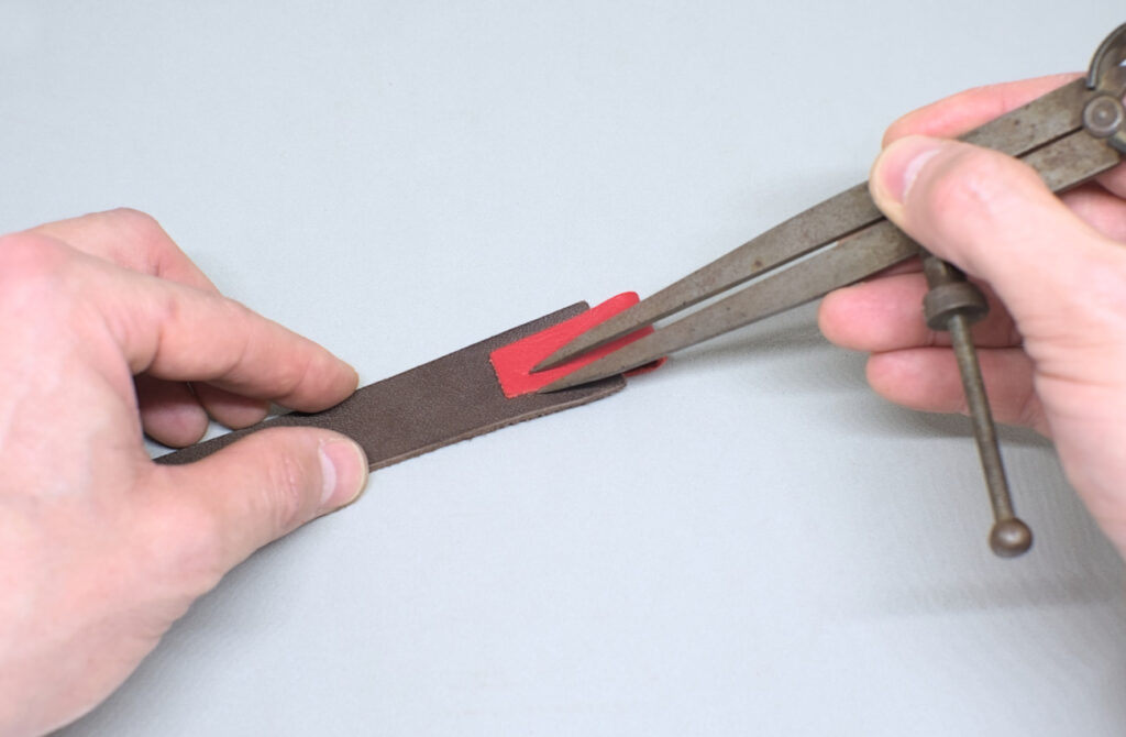 marcando linea de costura con compas para marcapaginas