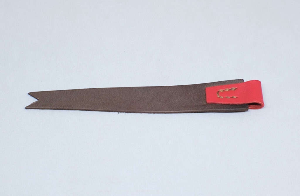 marcapaginas de cuero artesanal con portalapiceros