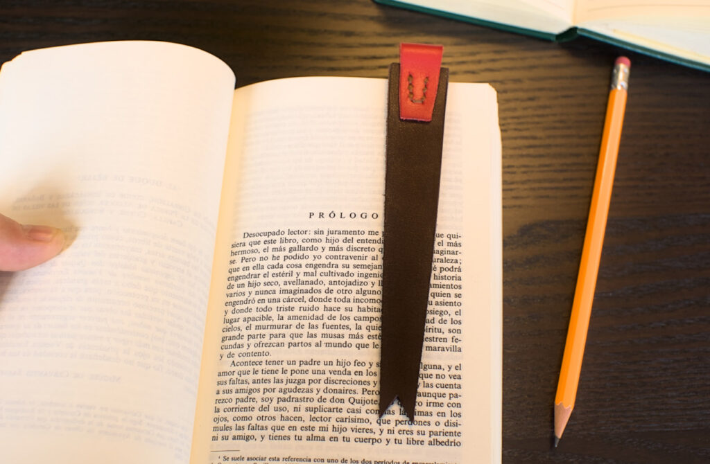 marcapaginas de cuero artesanal con portalapices