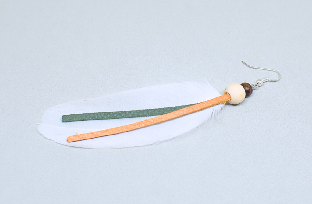 pendiente largo de plumas con tiras de cuero