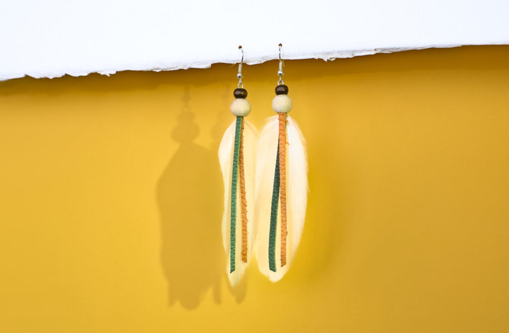 pendientes largos de plumas con tiras de cuero