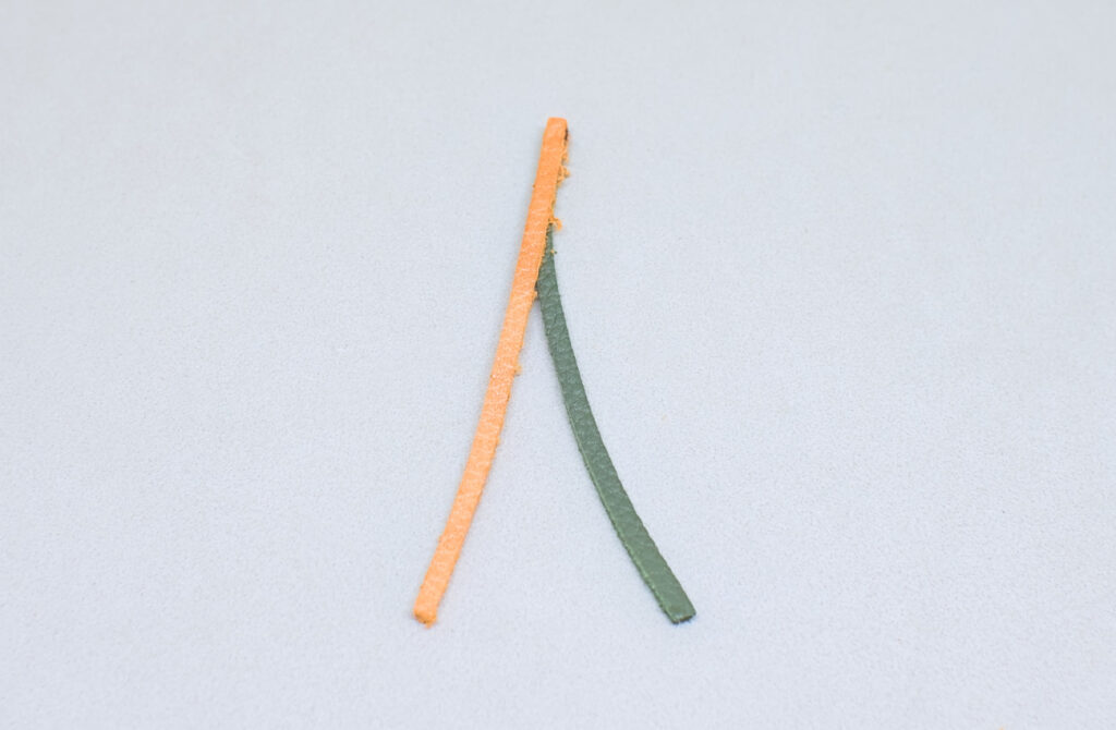 pequeñas tiras de cuero adheridas por uno de los extremos