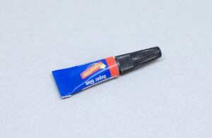 pequeño tubo de pegamento super glue