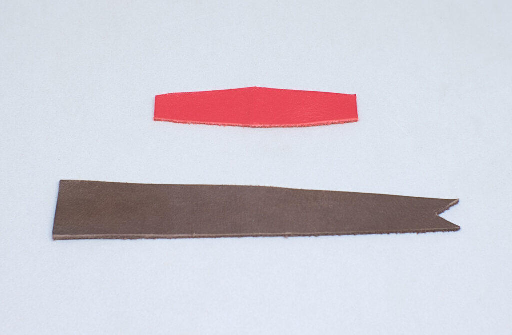 piezas de cuero para hacer marcapaginas con portalapices