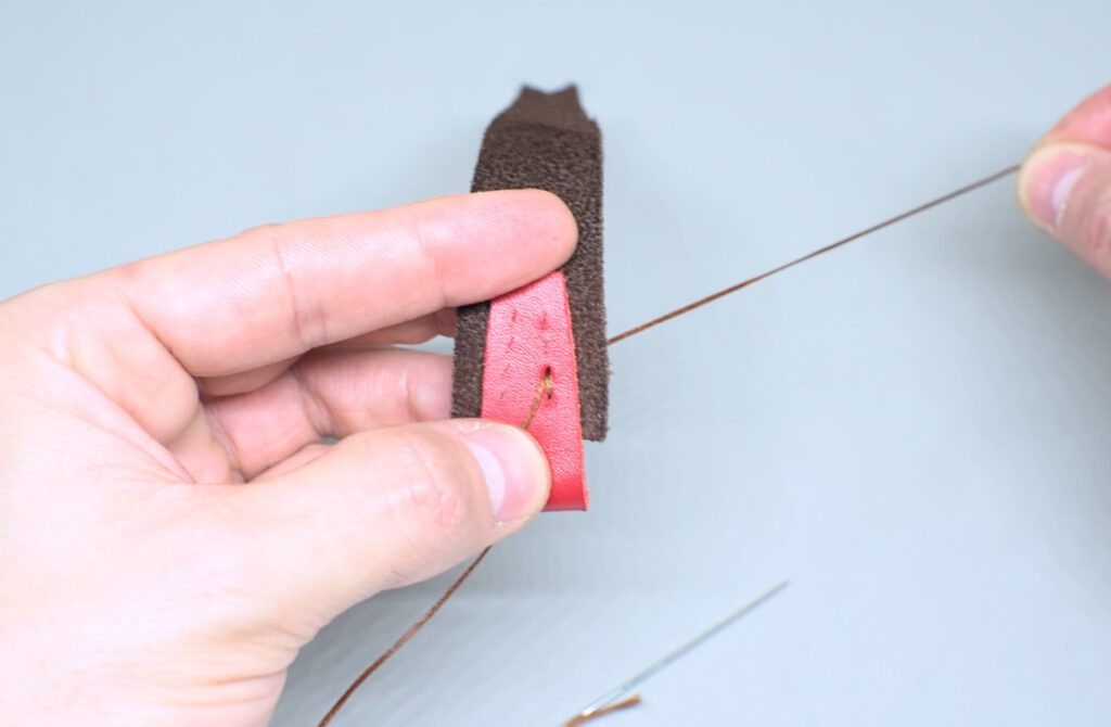 primera puntada completa de hilo en reverso de marcapaginas