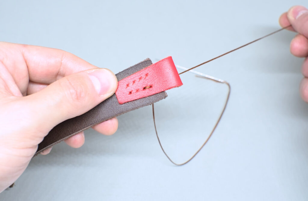 primera puntada de hilo en anverso de marcapaginas