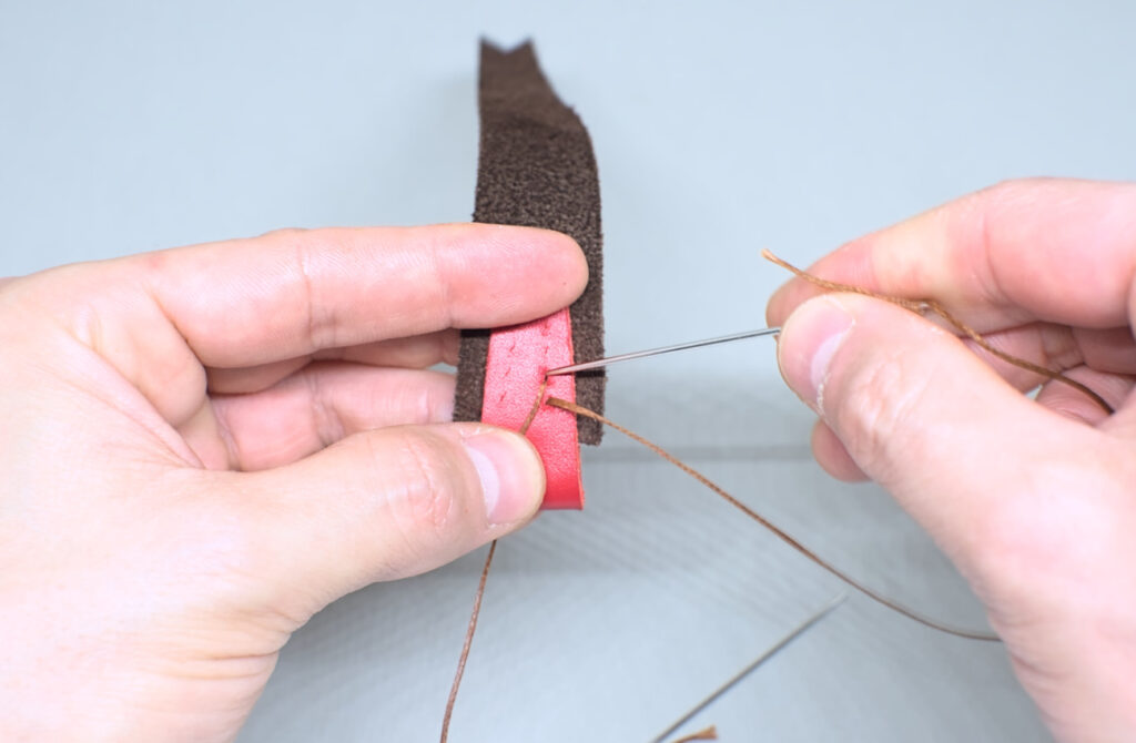 primera puntada de hilo en reverso de marcapaginas