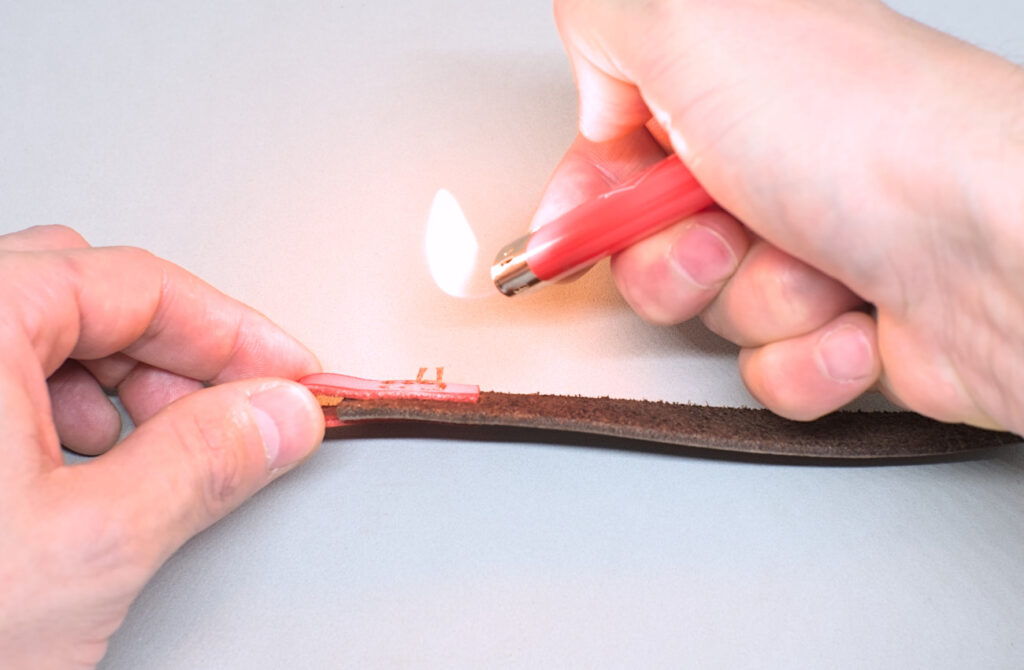 quemando puntas de hilo encerado