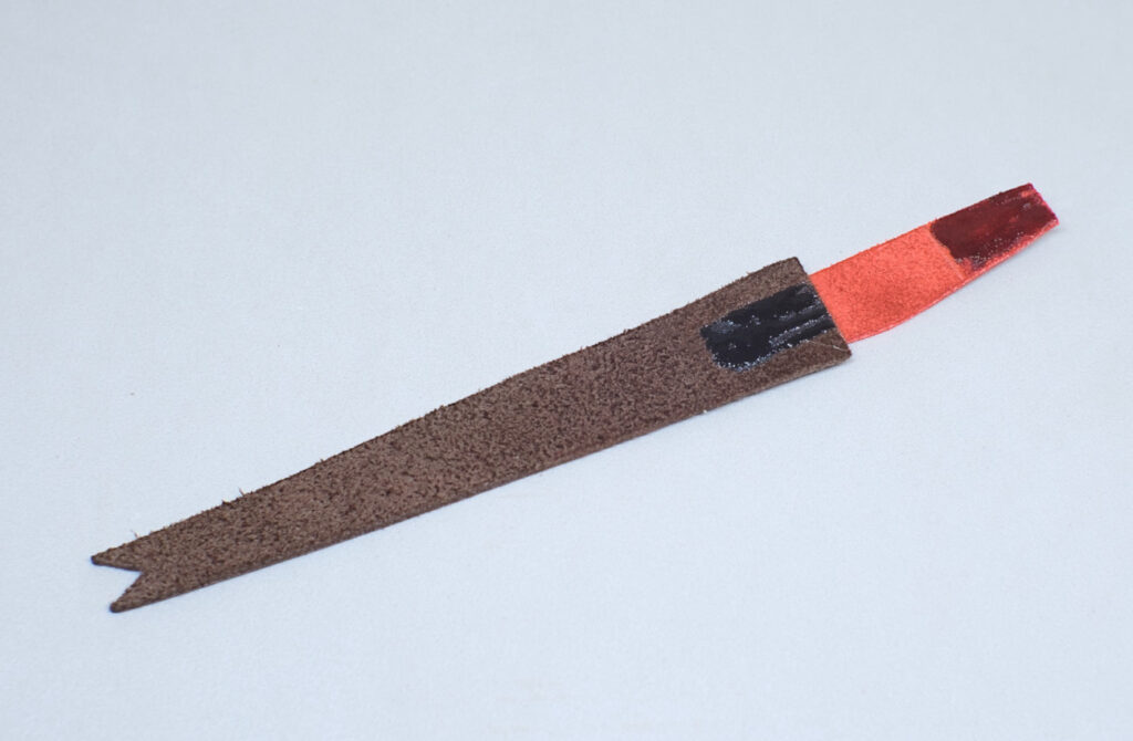 reverso de piezas de cuero con pegamento de contacto