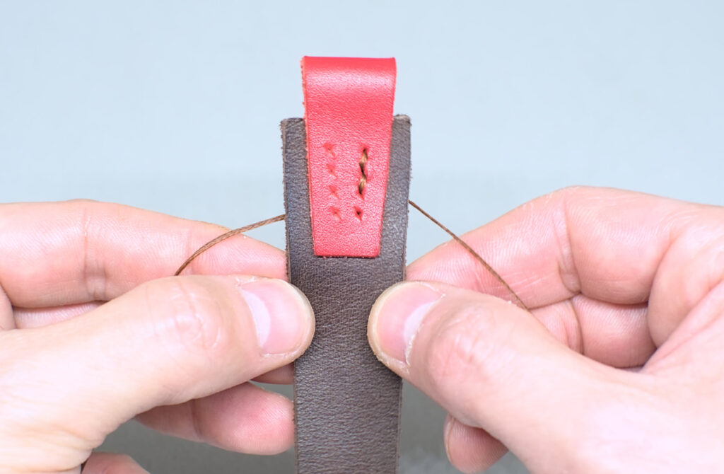 segunda puntada completa de hilo en anverso de marcapaginas