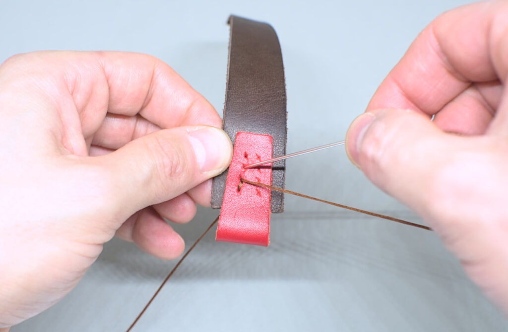 segunda puntada de hilo en anverso de marcapaginas