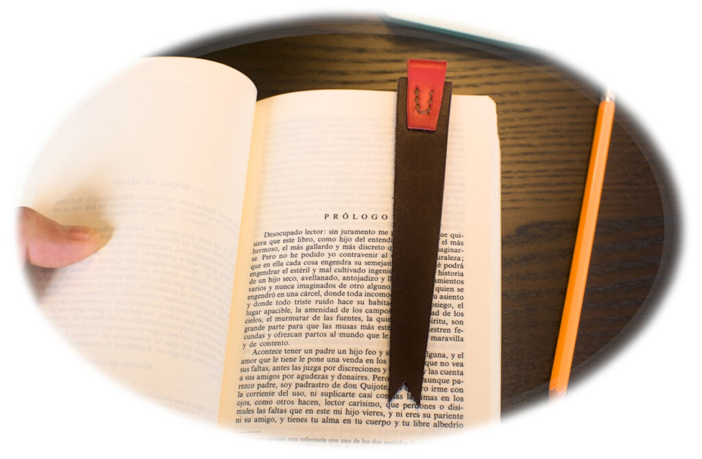 sencillo marcapaginas de cuero artesanal con portalapices