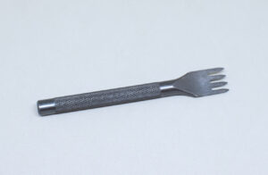 tenedor de cuatro puntas para perforar cuero