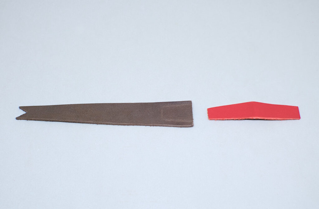 tira de cuero marron con contorno marcado de pieza roja